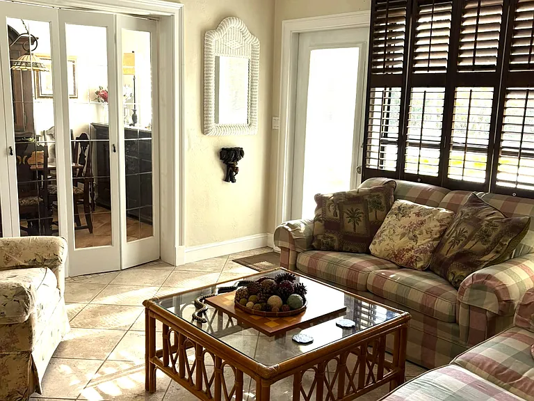 3303 Saxon Dr — Photo 4