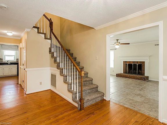 4th image of 204 Stafford Oak Dr