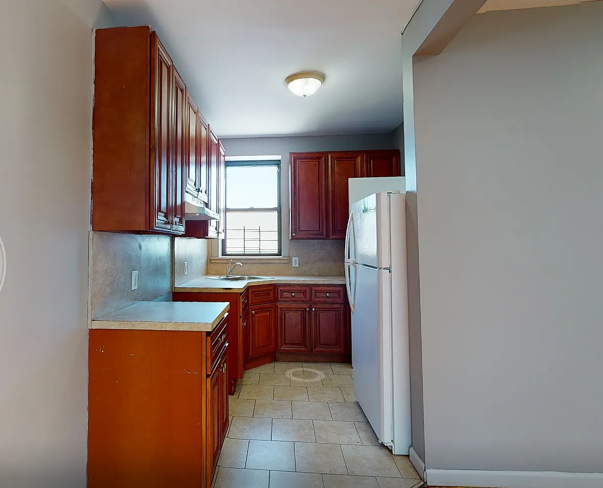 3 bed, 1000 sqft, $3,811 — Photo 2