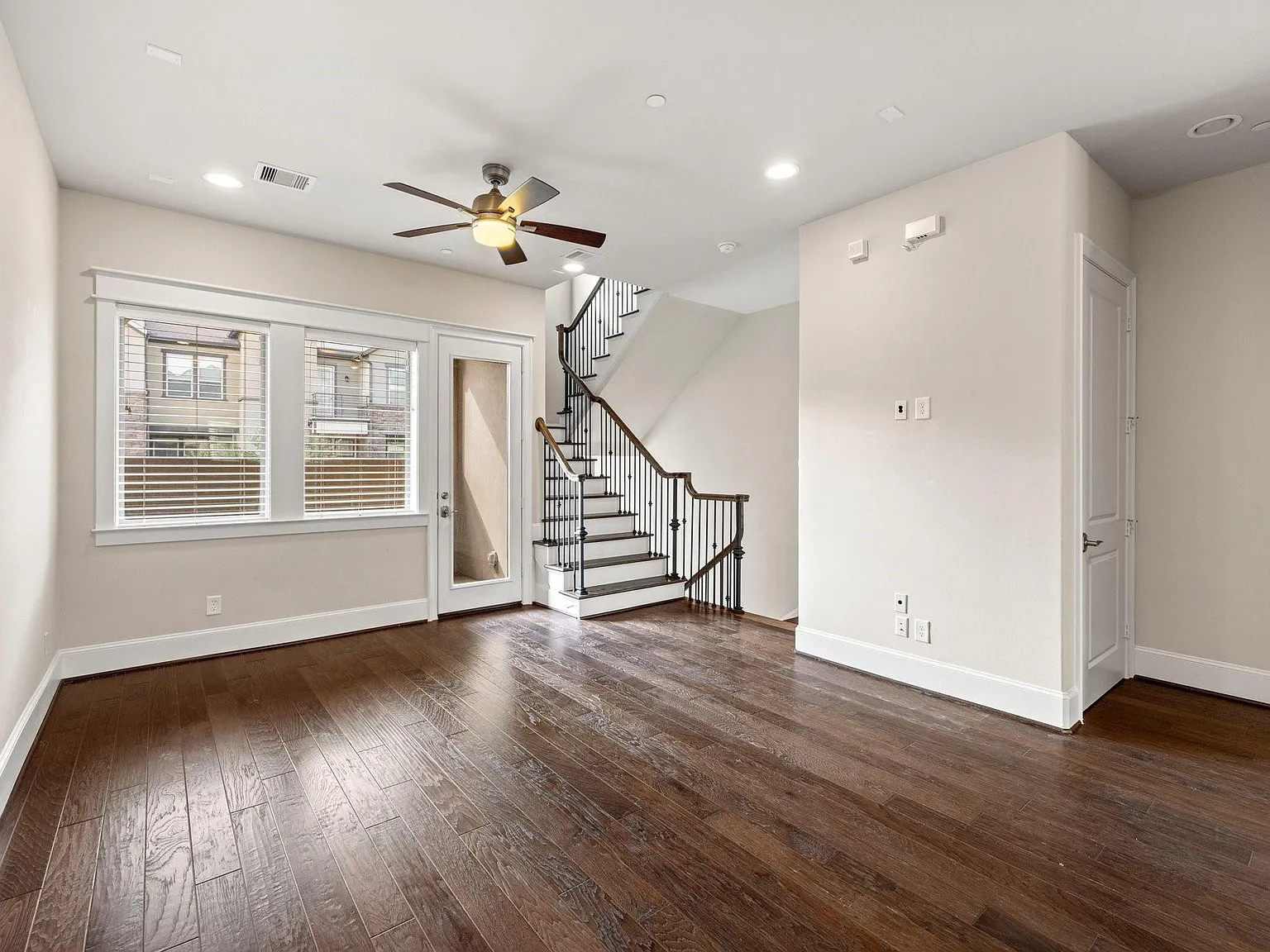 3 bed, 3.5 bath, 2036 sqft, $3,200 — Photo 4
