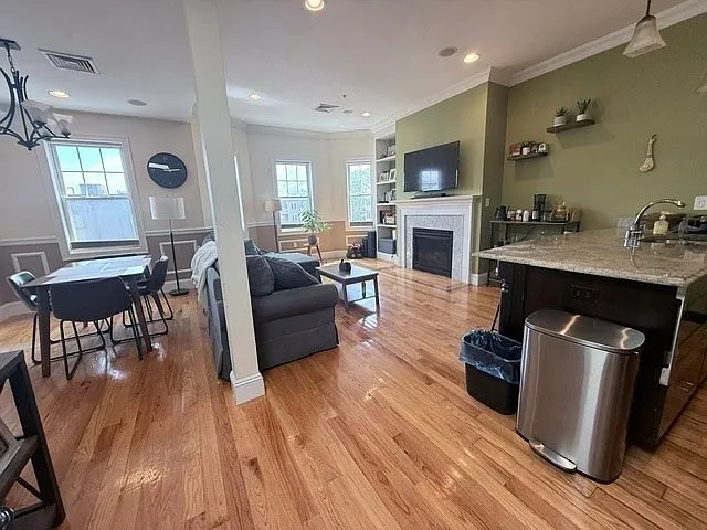 866 E 2nd St #3 — Photo 2