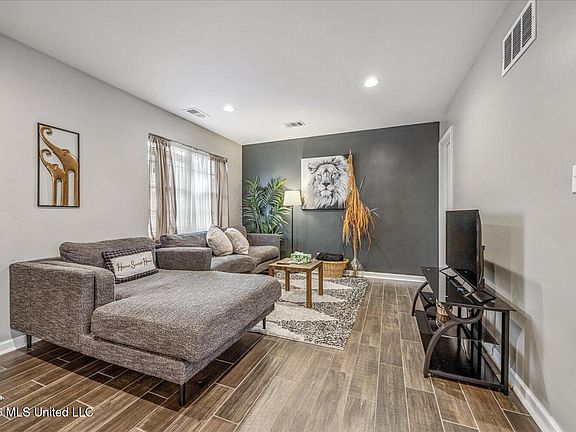 4th image of 1408 Bennington Dr