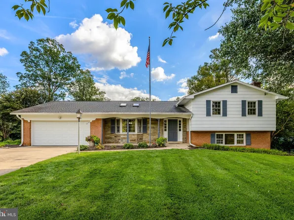 2525 Lakevale Dr, Vienna, VA 22181