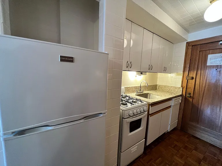 2738 N Pine Grove Ave — Photo 54
