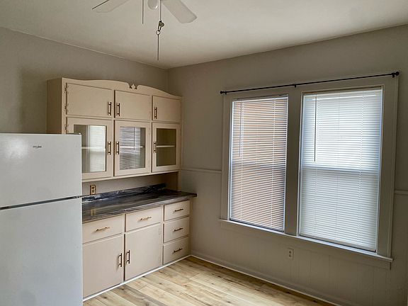 2nd image of 906 Burrstone Rd #1