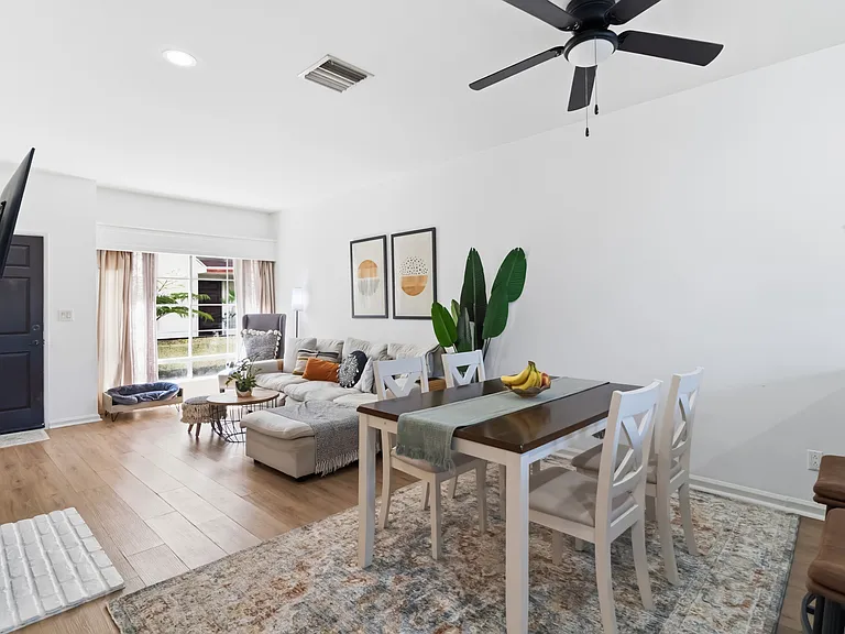856 W Beach Ave — Photo 2