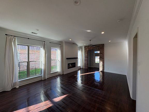 4th image of 126 Anatole Dr
