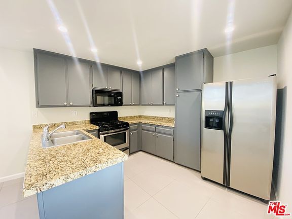 4th image of 1037 Bay St #4