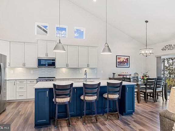 4th image of 19437 Longfellow Way