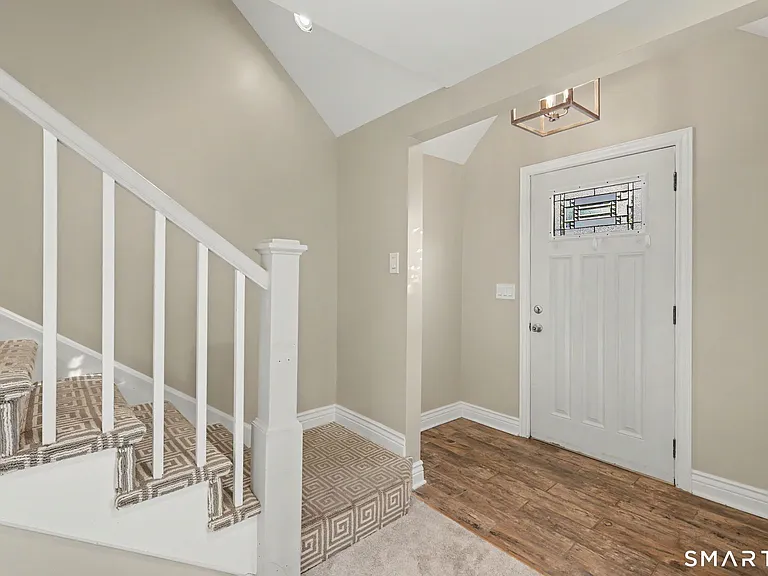 142 N Taylor Ave — Photo 2