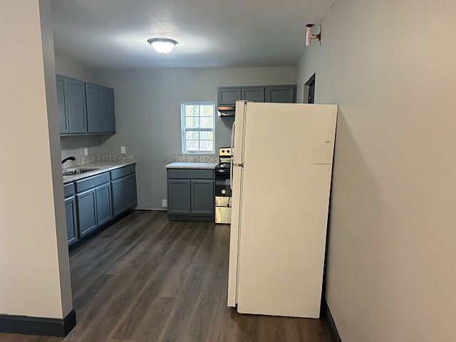 Kitchen. With stove and refrigerator.