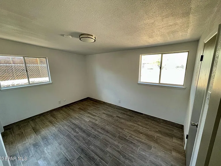 4917 Royal Dr — Photo 10