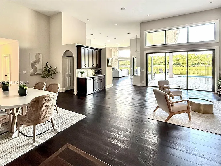 400 Alexandra Cir — Photo 5