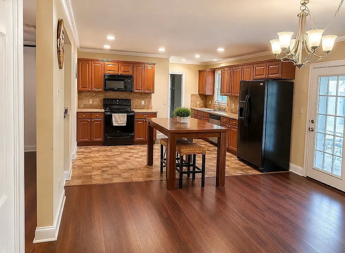 5 bed, 2000 sqft, $2,800 — Photo 2