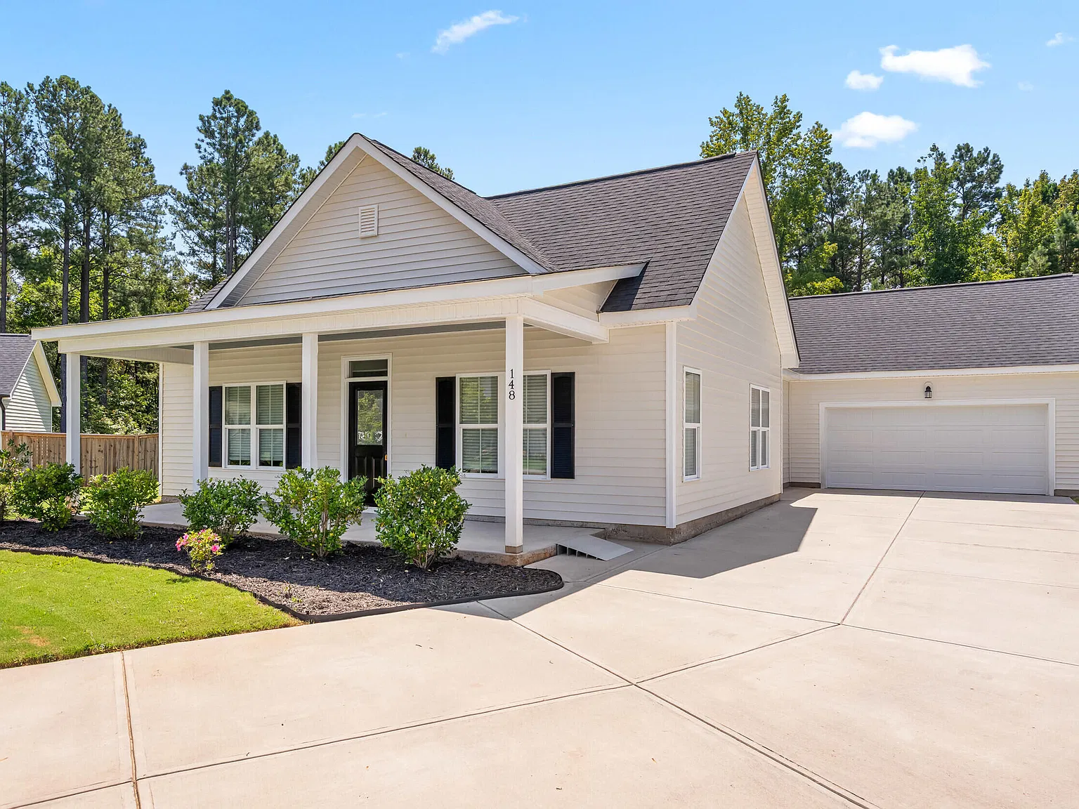 3 bed, 2.0 bath, 1823 sqft, $2,050 — Photo 2