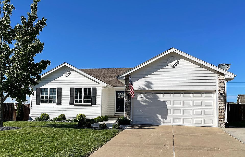 1st image of 2022 NW Lakeside Dr