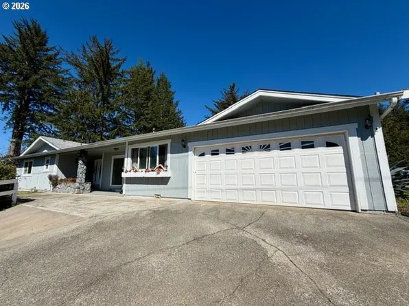 95717 Pinewood Ln, Brookings, OR 97415