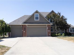 1702 SW Red Fox Cir, Oak Grove, MO 64075
