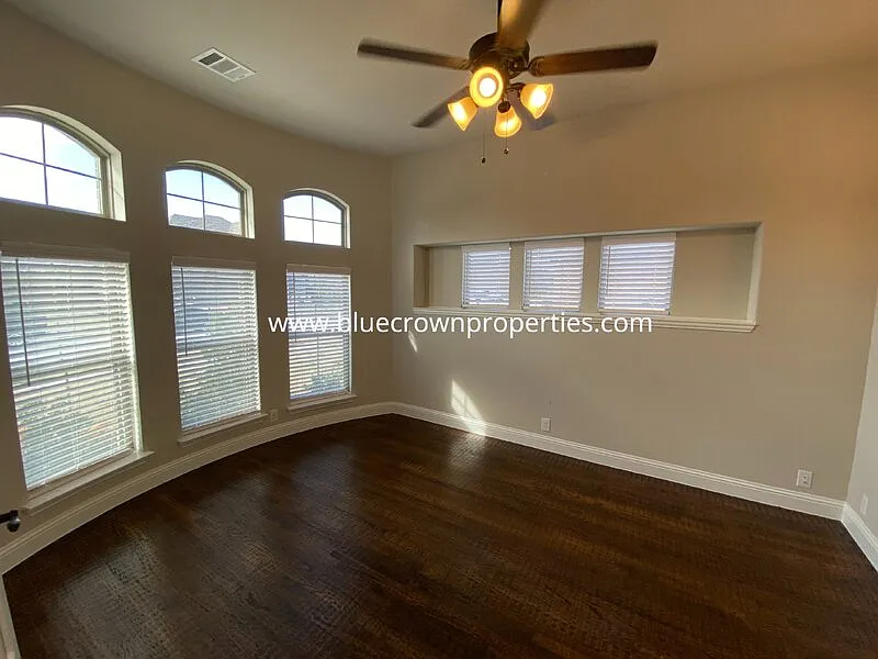 3 bed, 2.0 bath, 1943 sqft, $2,300 — Photo 2