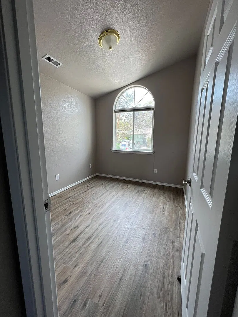 3 Bedroom, 2.5 Bathroom Townhouse - Near Oregon Tech and Sky Lakes! — Photo 3