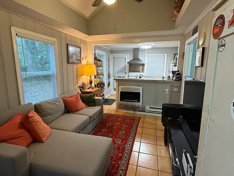 1147 United Ave SE #C — Photo 2