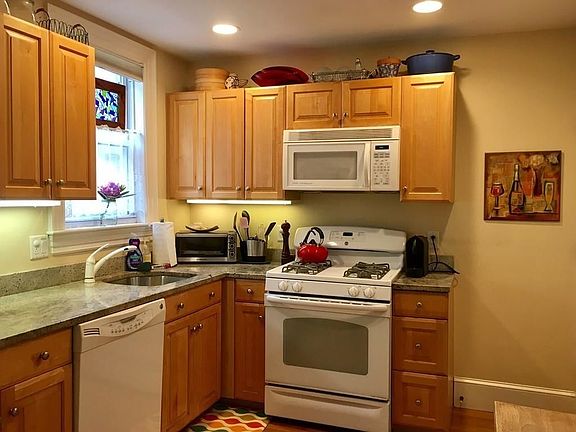 3rd image of 98 Brook St #98