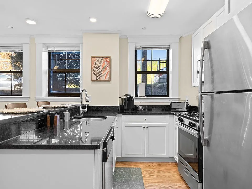 2 bed, 800 sqft, $2,833 — Photo 3