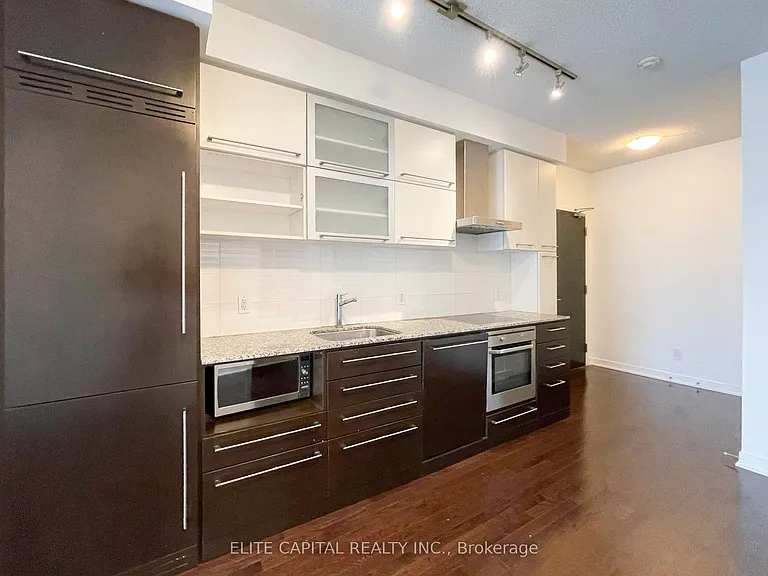 770 Bay St #502 — Photo 4