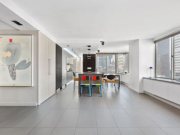 3rd image of 236 E 47th St #De27