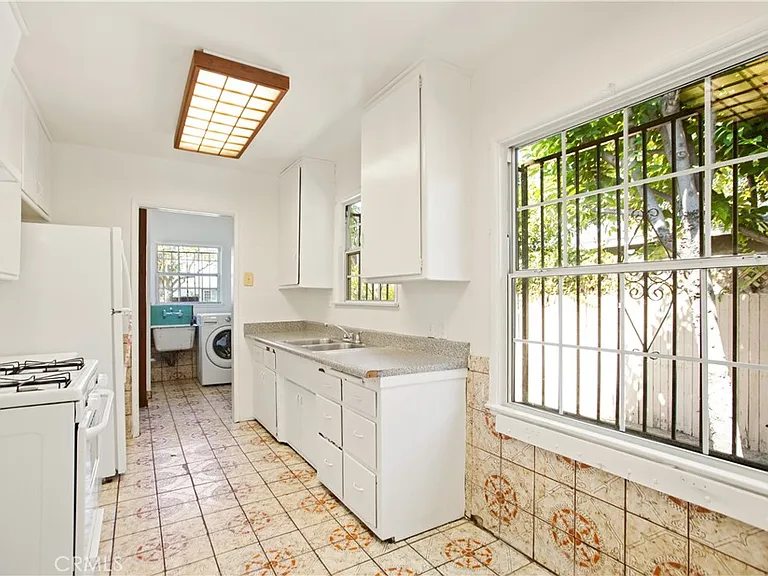 556 N Sunset Ave — Photo 4