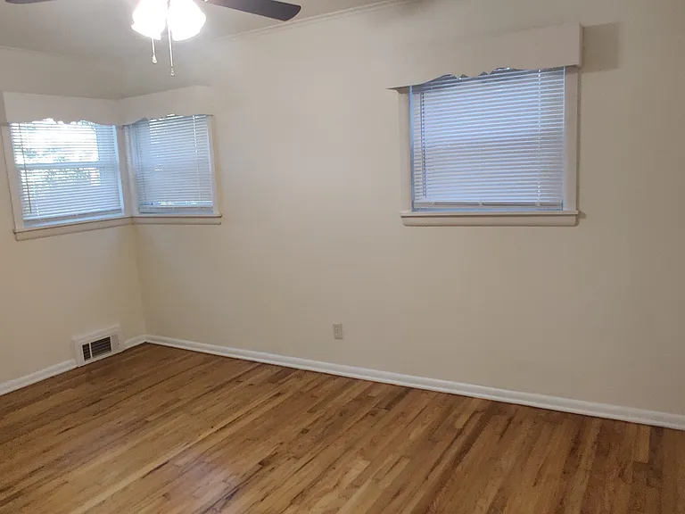 1350 N Kings Dr — Photo 13