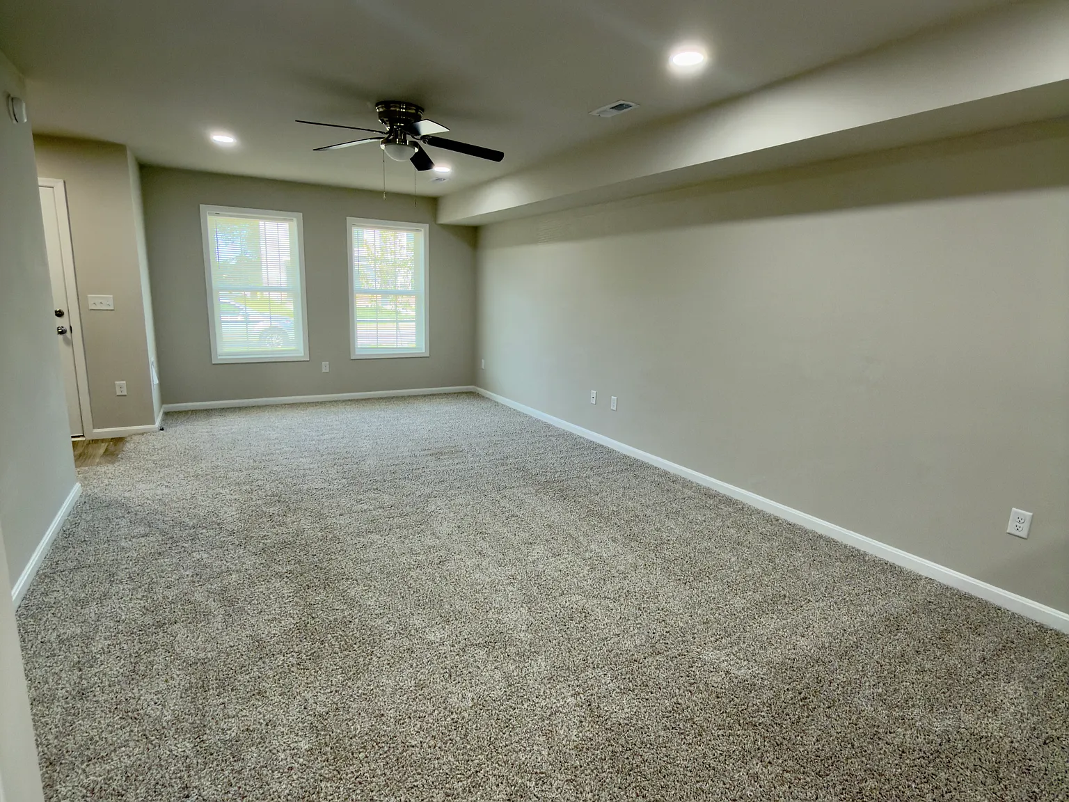 3 bed, 2.5 bath, 1428 sqft, $2,300 — Photo 4