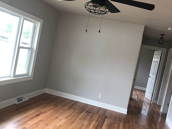 3rd image of 5121 Pinecrest Ave