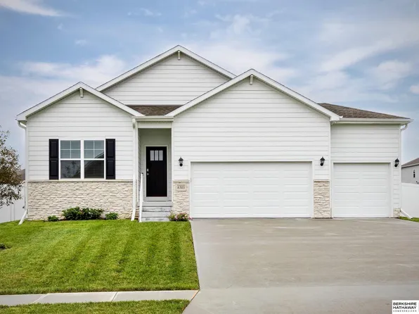 6303 Clear Creek St, Papillion, NE 68157