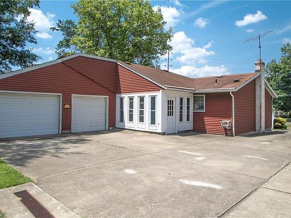 2 car garage +huge driveway