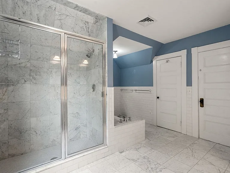 18 Eaton Ct #18 — Photo 24