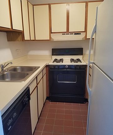 4th image of 560 Vine Ave APT 406
