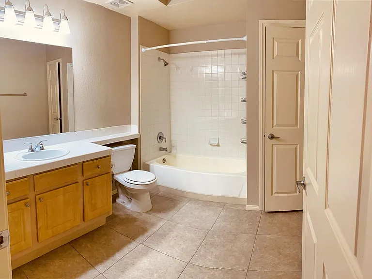 Large 2nd bathroom