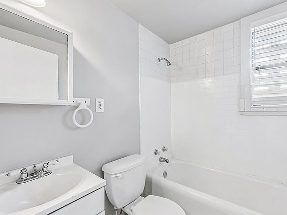 4th image of 518 NW 12th St APT 11