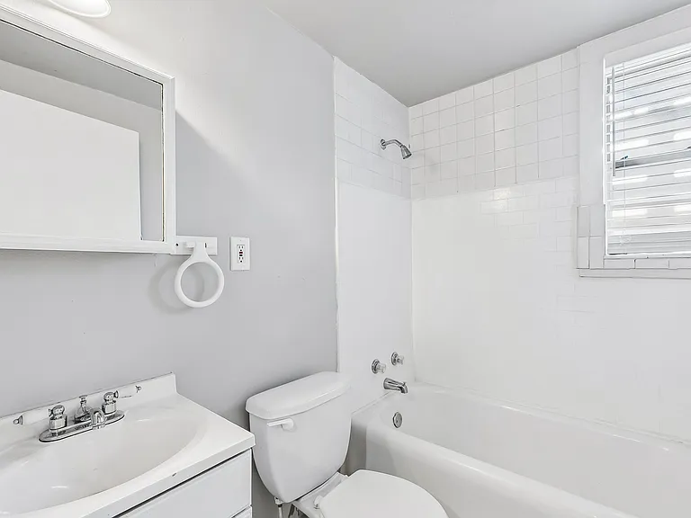 518 NW 12th St #11 — Photo 4