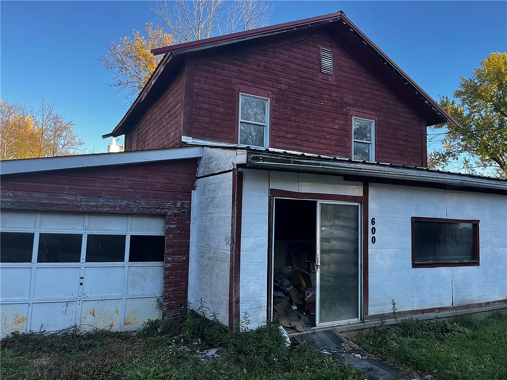 600 Manor St E photo 1