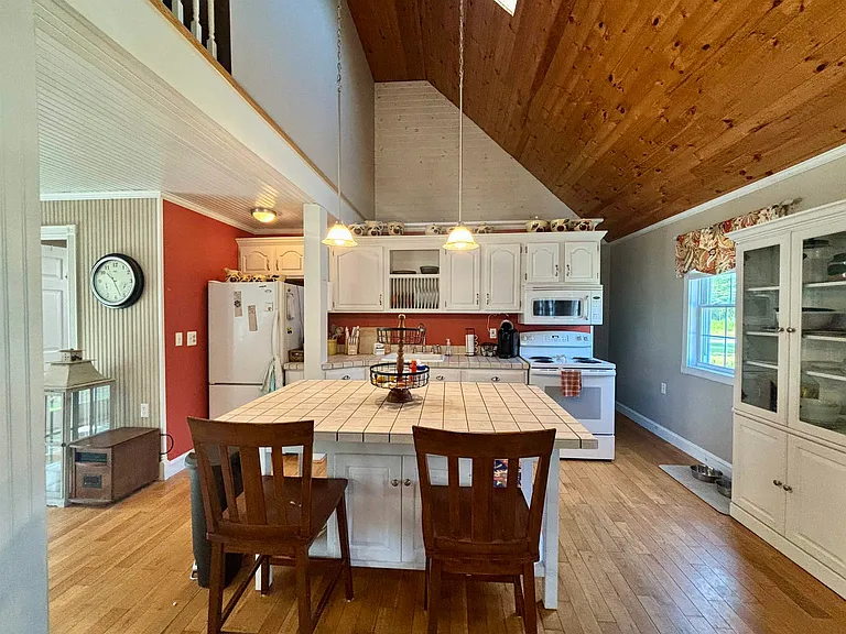 353 Forest Rd — Photo 10
