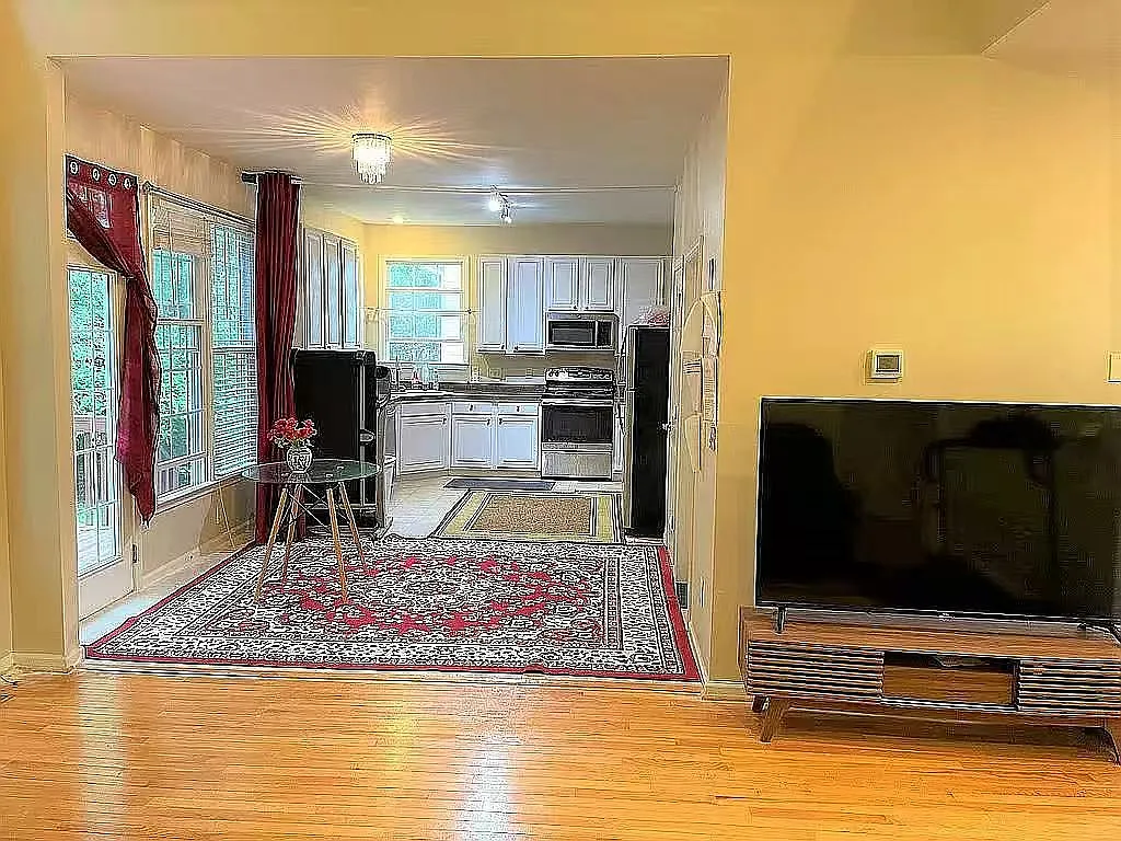 5 bed, 2560 sqft, $3,300 — Photo 3