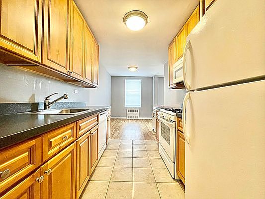 2nd image of 24520 Grand Central Pkwy APT 5J