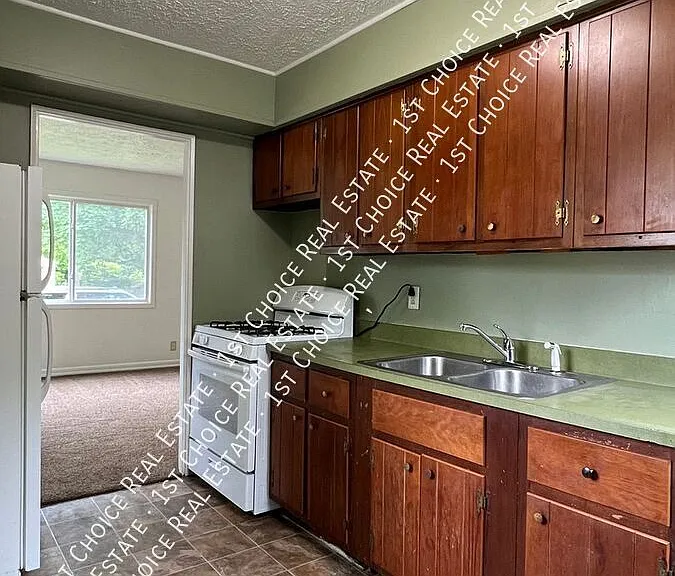 1527 Owen St — Photo 5