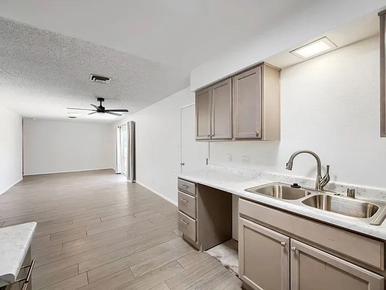 823 Center St — Photo 14