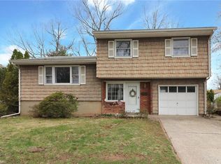 3 Estok Rd, Edison, NJ 08817