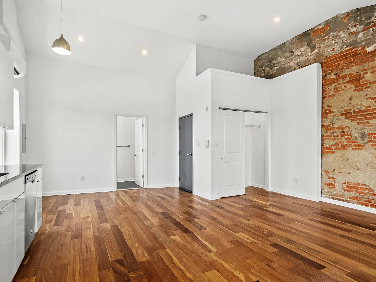 Studio, 560 sqft, $1,200 — Photo 4