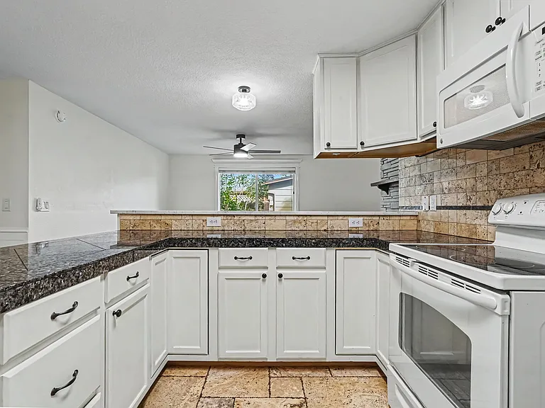 2115 N Courtney Dr — Photo 9