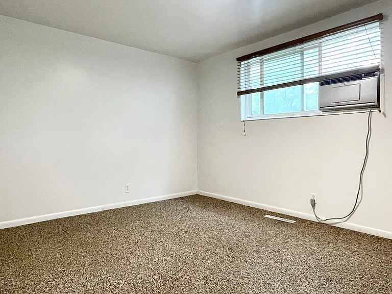 300 E — Photo 12